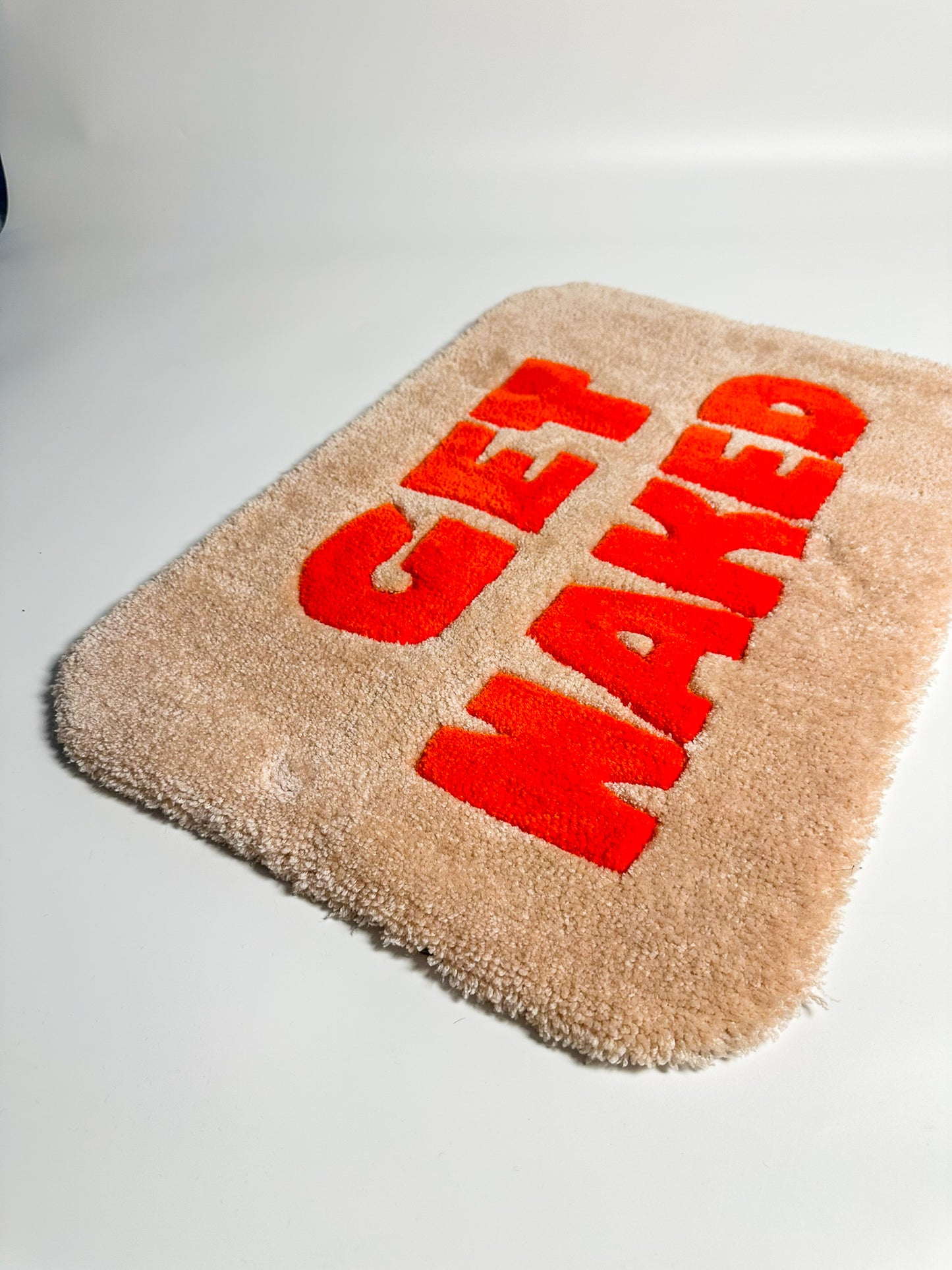 “Get Naked” Yazılı Bordo El Yapımı Tufting Halı, Paspas