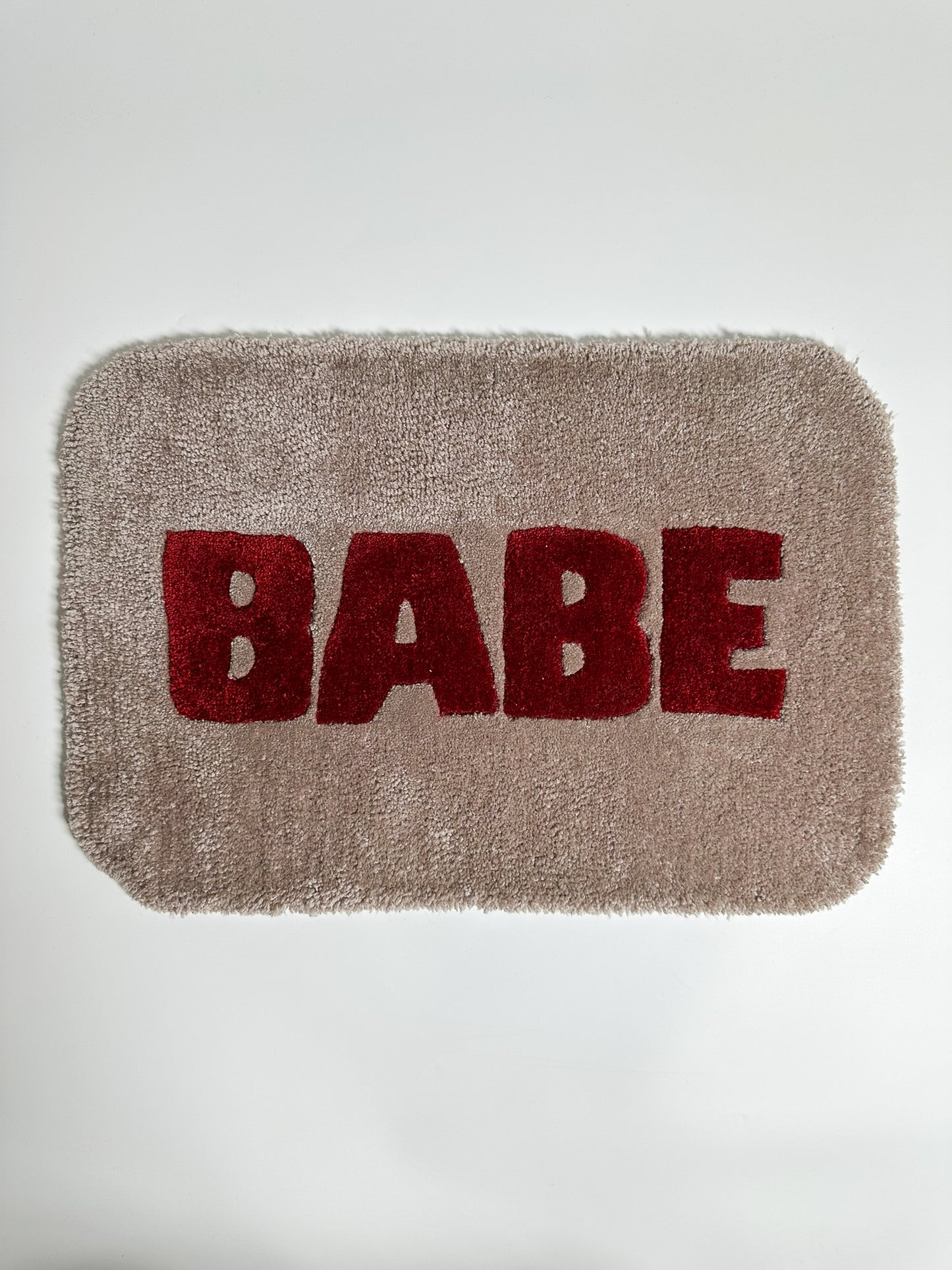 “BABE” Yazılı Kahve El Yapımı Tufting Halı, Paspas