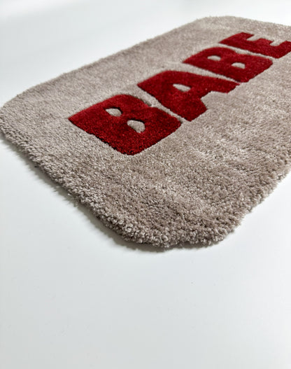 “BABE” Yazılı Kahve El Yapımı Tufting Halı, Paspas