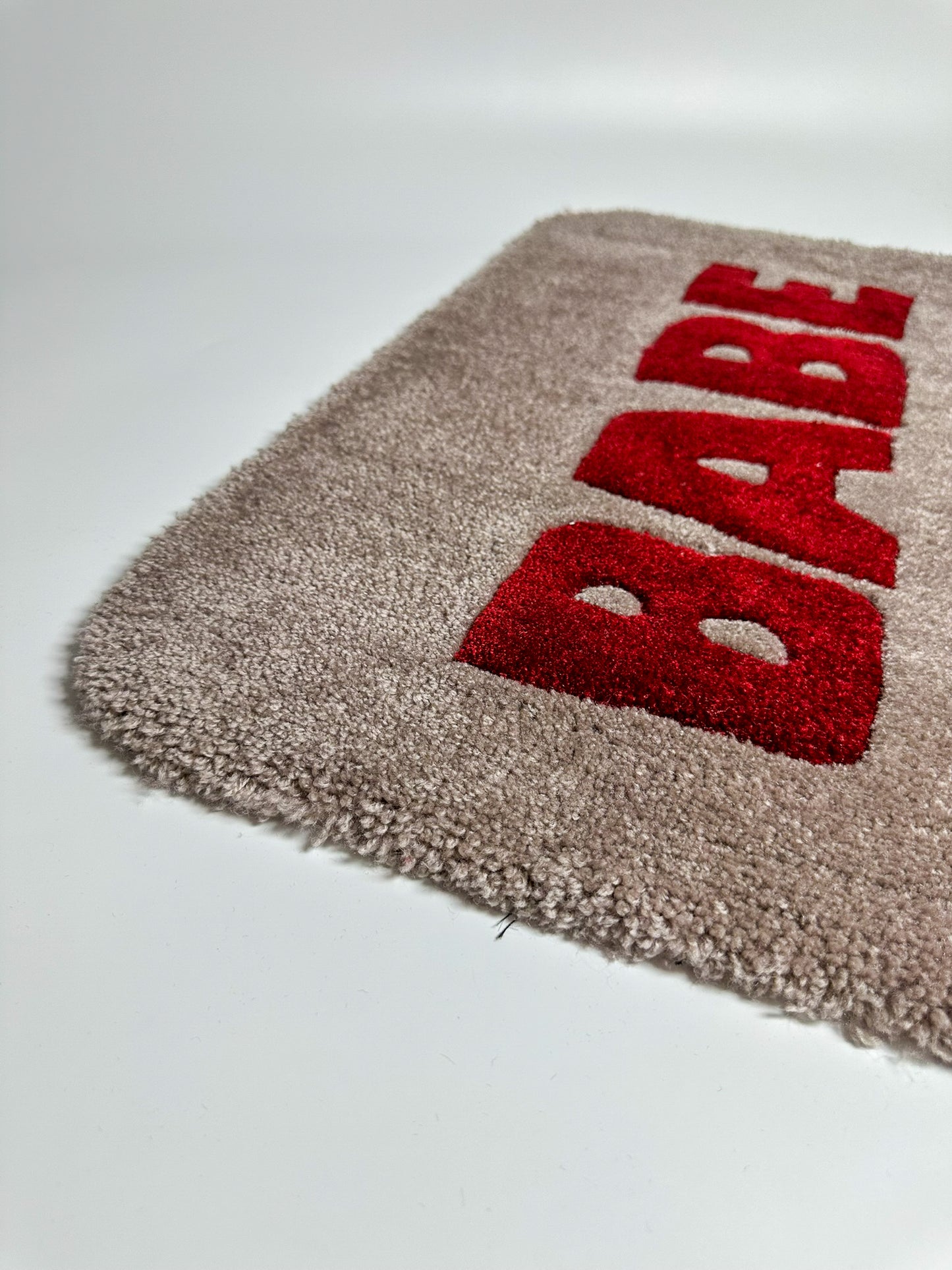 “BABE” Yazılı Kahve El Yapımı Tufting Halı, Paspas