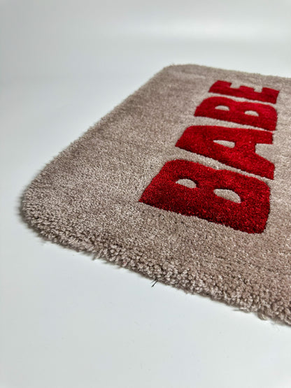 “BABE” Yazılı Kahve El Yapımı Tufting Halı, Paspas