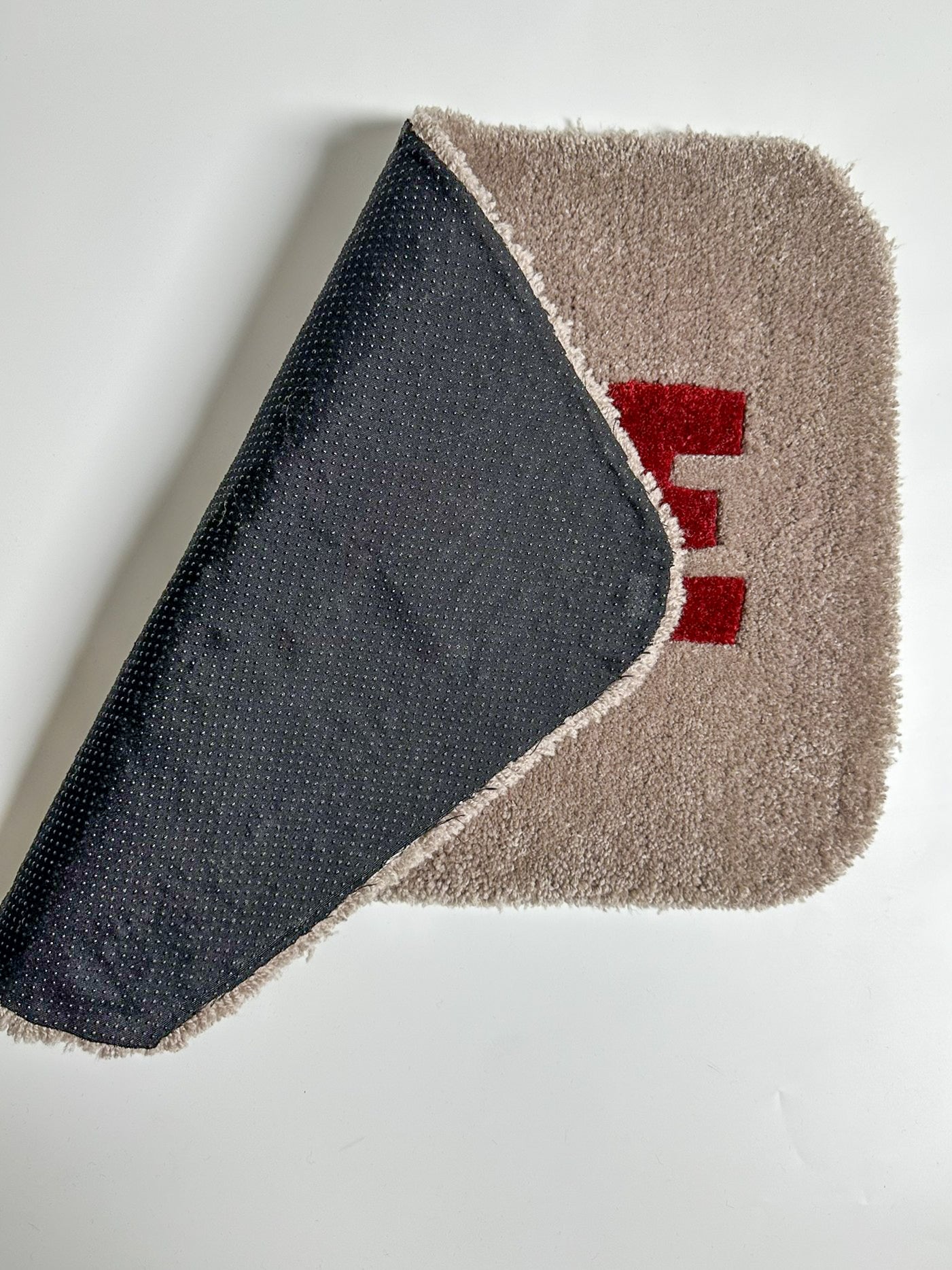 “BABE” Yazılı Kahve El Yapımı Tufting Halı, Paspas