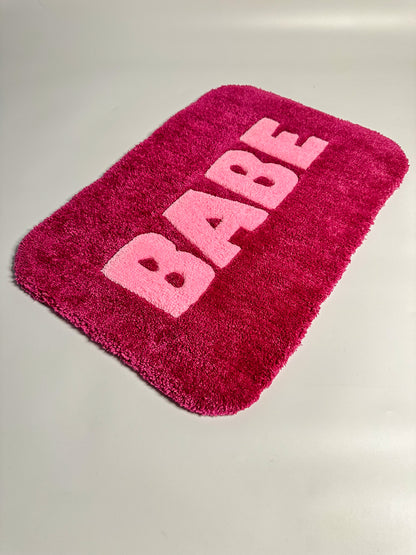“BABE” Yazılı Kahve El Yapımı Tufting Halı, Paspas
