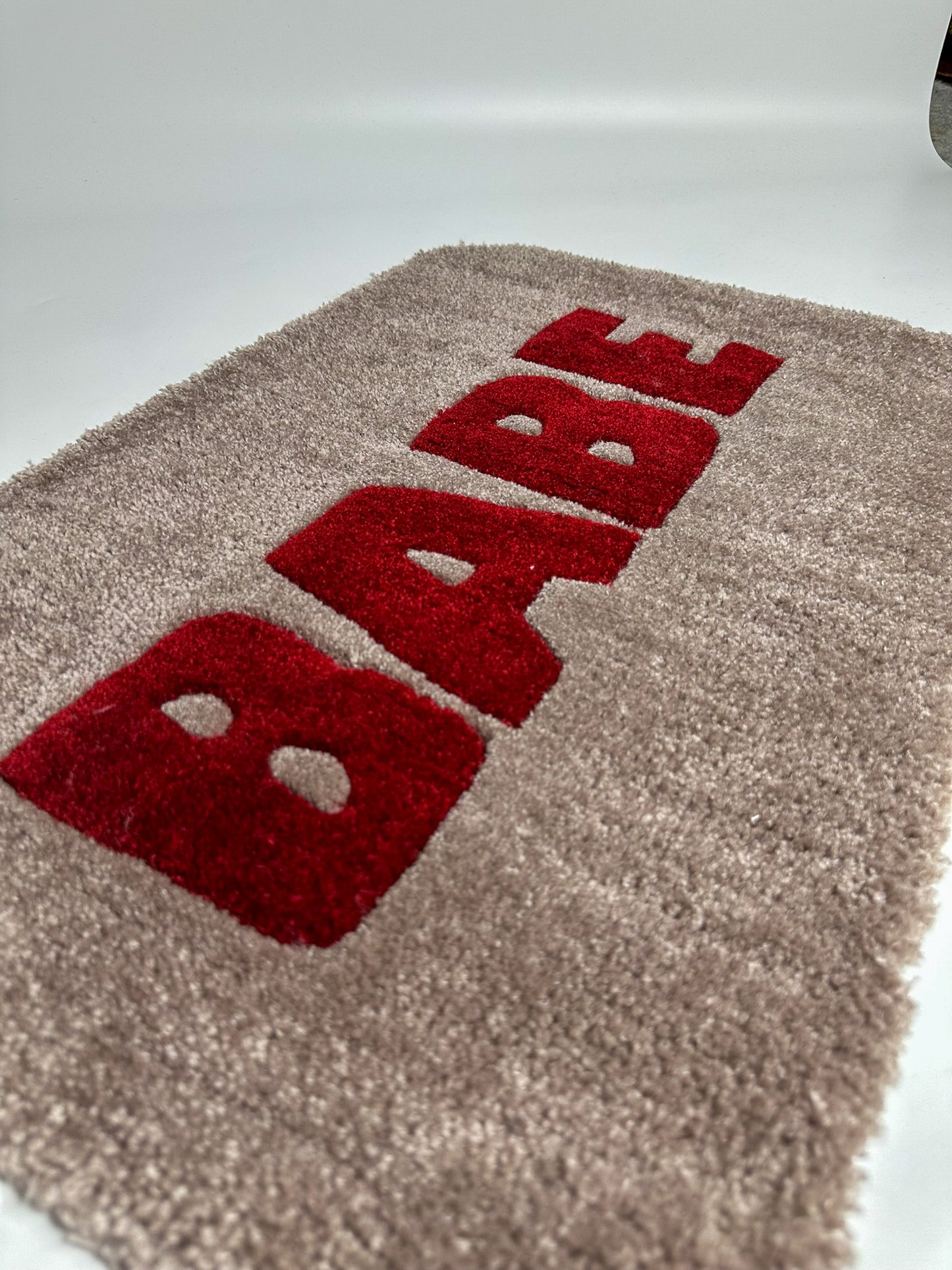 “BABE” Yazılı Kahve El Yapımı Tufting Halı, Paspas