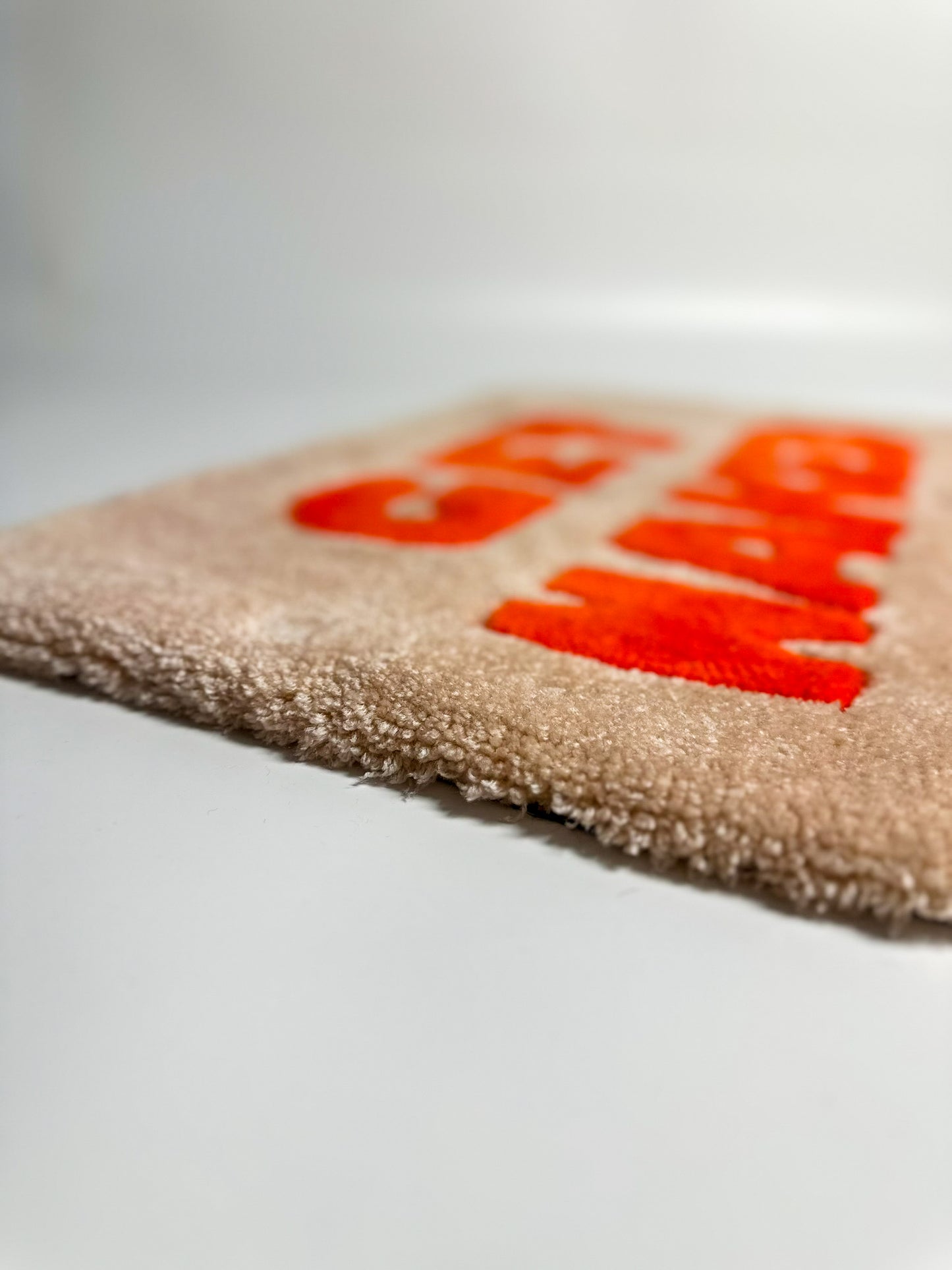 “Get Naked” Yazılı Ten El Yapımı Tufting Halı, Paspas